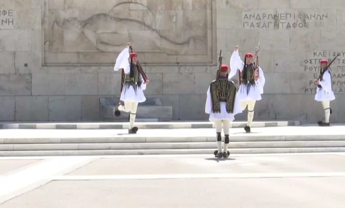 Η εικόνα που ράγισε καρδιές: Η Προεδρική Φρουρά συγκίνησε όλη την Ελλάδα στα 85 χρόνια από τη Μάχη της Κρήτης! 14 Η εικόνα που ράγισε καρδιές: Η Προεδρική Φρουρά συγκίνησε όλη την Ελλάδα στα 85 χρόνια από τη Μάχη της Κρήτης! - NewsPoint.gr