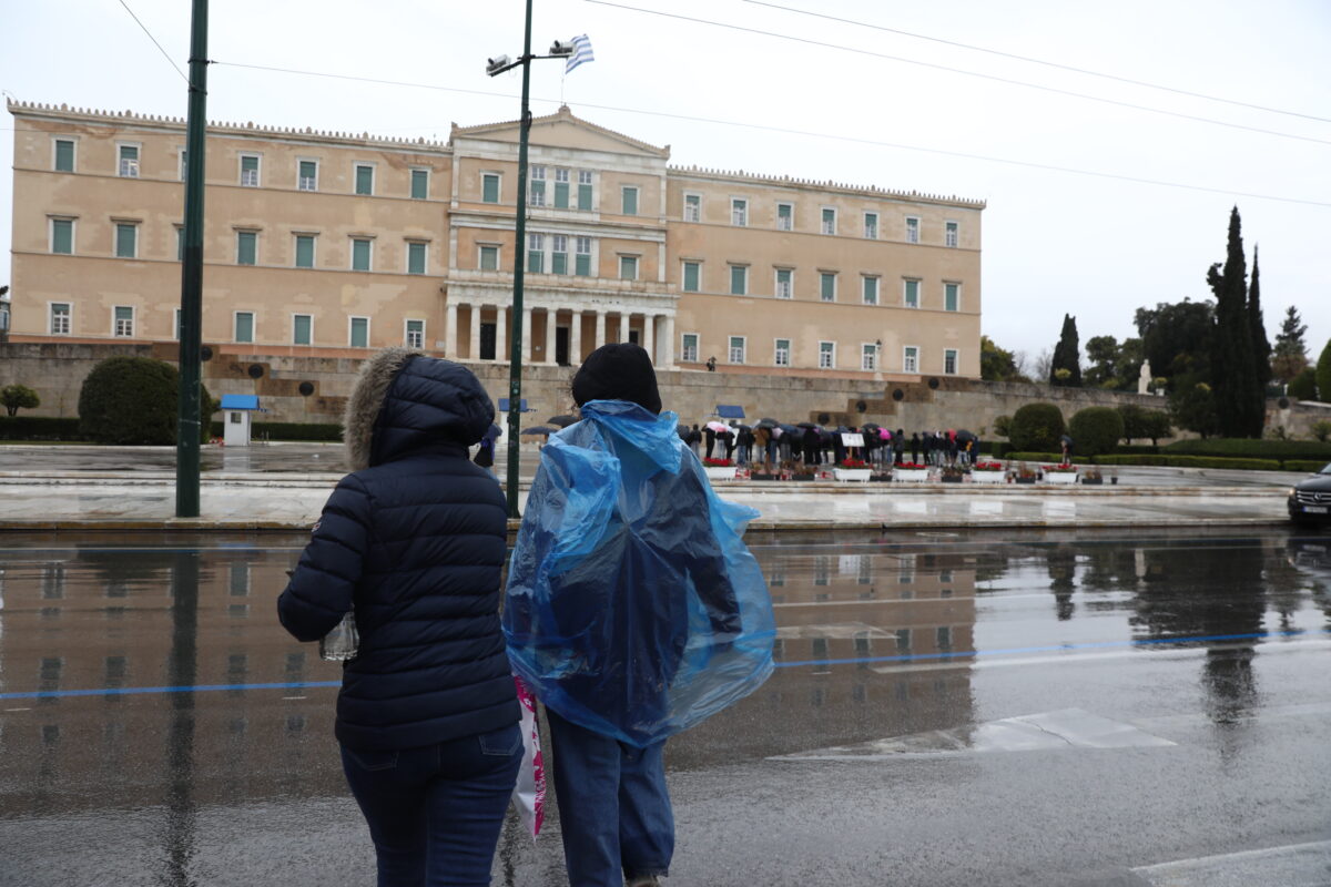Απίστευτη ανατροπή στον καιρό: Ψύχρα, βροχές και δυνατοί άνεμοι το Σαββατοκύριακο – Θερμοκρασιακό «σοκ» από Δευτέρα! - NewsPoint.gr