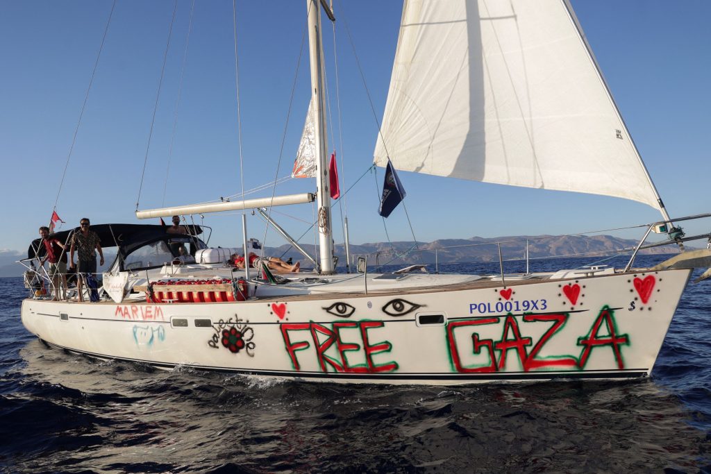 Σοκ σε όλο τον κόσμο: 430 ακτιβιστές του Global Sumud Flotilla οδηγούνται στο Ισραήλ μετά το μπλόκο στη Γάζα – Η σκληρή αντίδραση και οι παγκόσμιες συνέπειες 16 Σοκ σε όλο τον κόσμο: 430 ακτιβιστές του Global Sumud Flotilla οδηγούνται στο Ισραήλ μετά το μπλόκο στη Γάζα – Η σκληρή αντίδραση και οι παγκόσμιες συνέπειες - NewsPoint.gr