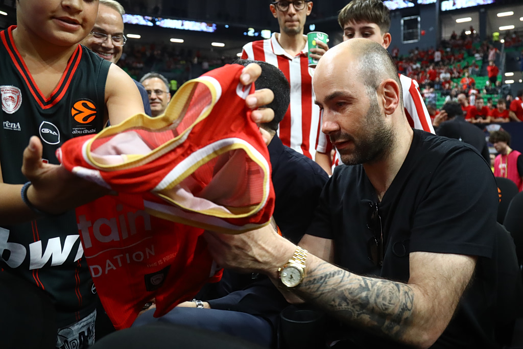 Απίστευτη συγκίνηση στο Telekom Center: Ο Βασίλης Σπανούλης και ο Νίκος Ζήσης αποθεώθηκαν από τους φιλάθλους! - NewsPoint.gr