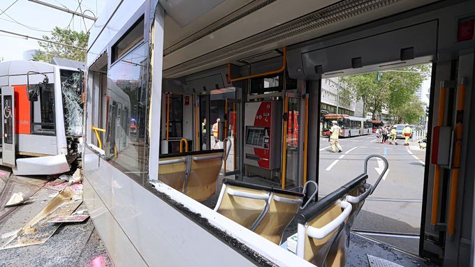 Σοκ στο Ντίσελντορφ: Πάνω από 50 τραυματίες σε φρικιαστική μετωπική σύγκρουση τραμ – Τι συνέβη; 21 Σοκ στο Ντίσελντορφ: Πάνω από 50 τραυματίες σε φρικιαστική μετωπική σύγκρουση τραμ – Τι συνέβη; - NewsPoint.gr