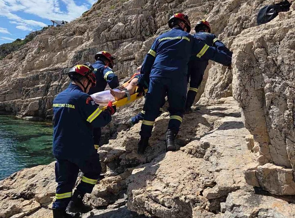 Απίστευτη επιχείρηση διάσωσης στο Κορακονήσι: Οικογένεια τουριστών εγκλωβίστηκε – Σοβαρός τραυματισμός 46χρονης 36 Απίστευτη επιχείρηση διάσωσης στο Κορακονήσι: Οικογένεια τουριστών εγκλωβίστηκε – Σοβαρός τραυματισμός 46χρονης - NewsPoint.gr