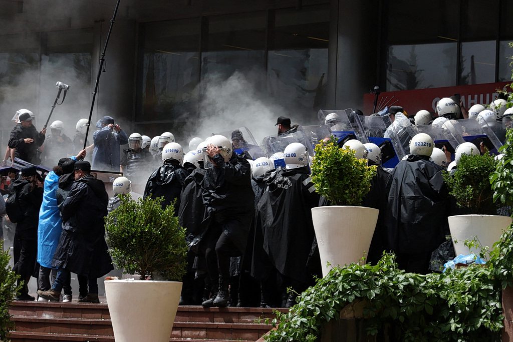Σοκαριστικές σκηνές στην Τουρκία: Ασύλληπτο χάος και επεισόδια με χημικά στα κεντρικά του CHP μετά την απόφαση-βόμβα 18 Σοκαριστικές σκηνές στην Τουρκία: Ασύλληπτο χάος και επεισόδια με χημικά στα κεντρικά του CHP μετά την απόφαση-βόμβα - NewsPoint.gr