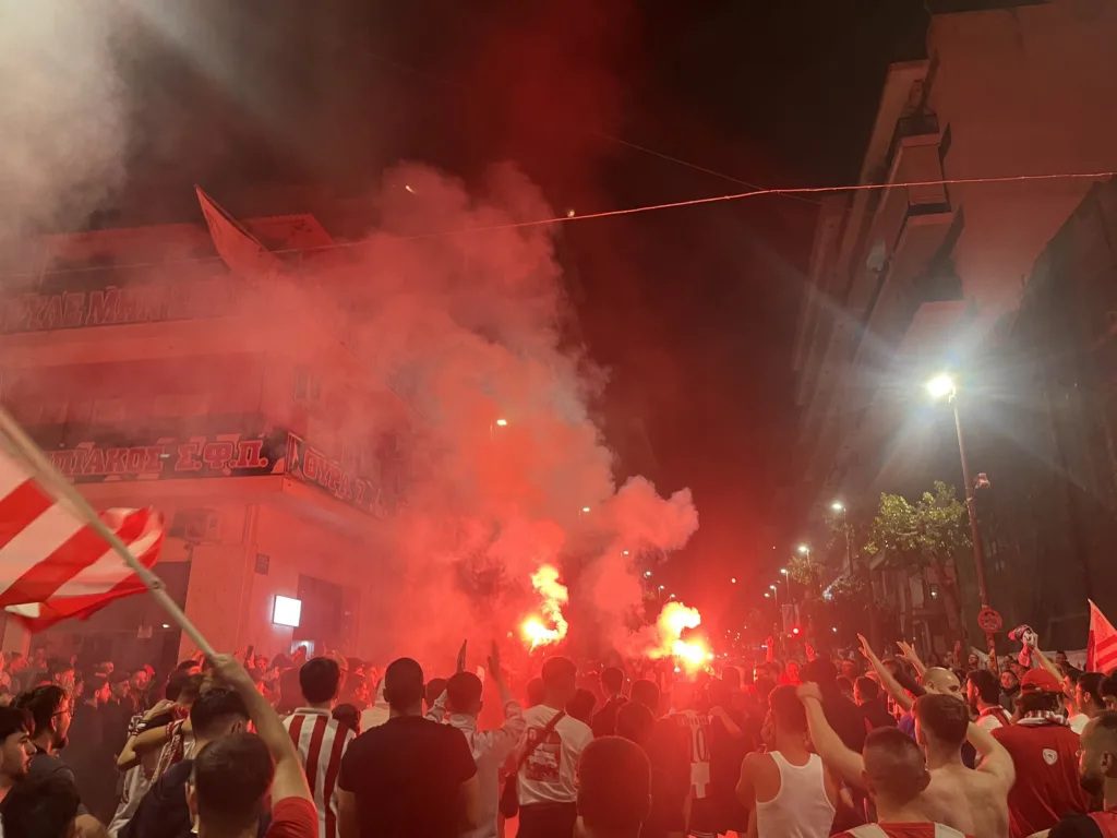 Κανείς δεν πίστευε τέτοια τρέλα: Η νύχτα που η Πάτρα και τα Χανιά παραδόθηκαν στον Ολυμπιακό! 17 Κανείς δεν πίστευε τέτοια τρέλα: Η νύχτα που η Πάτρα και τα Χανιά παραδόθηκαν στον Ολυμπιακό! - NewsPoint.gr
