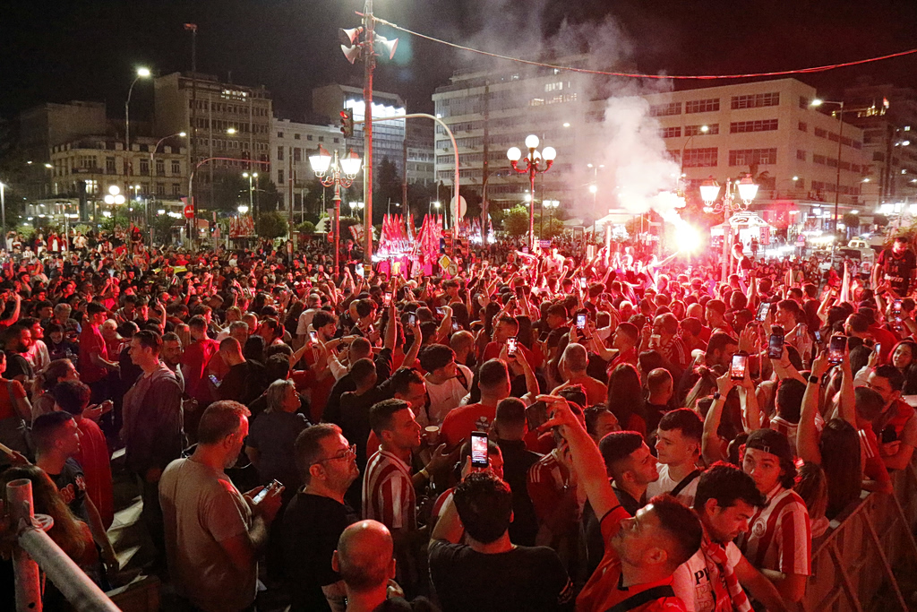 Η νύχτα που βάφτηκε κόκκινη: Ανεπανάληπτο γλέντι Ολυμπιακού σε όλη την Ελλάδα – Το απίστευτο video που κάνει το γύρο του διαδικτύου - NewsPoint.gr