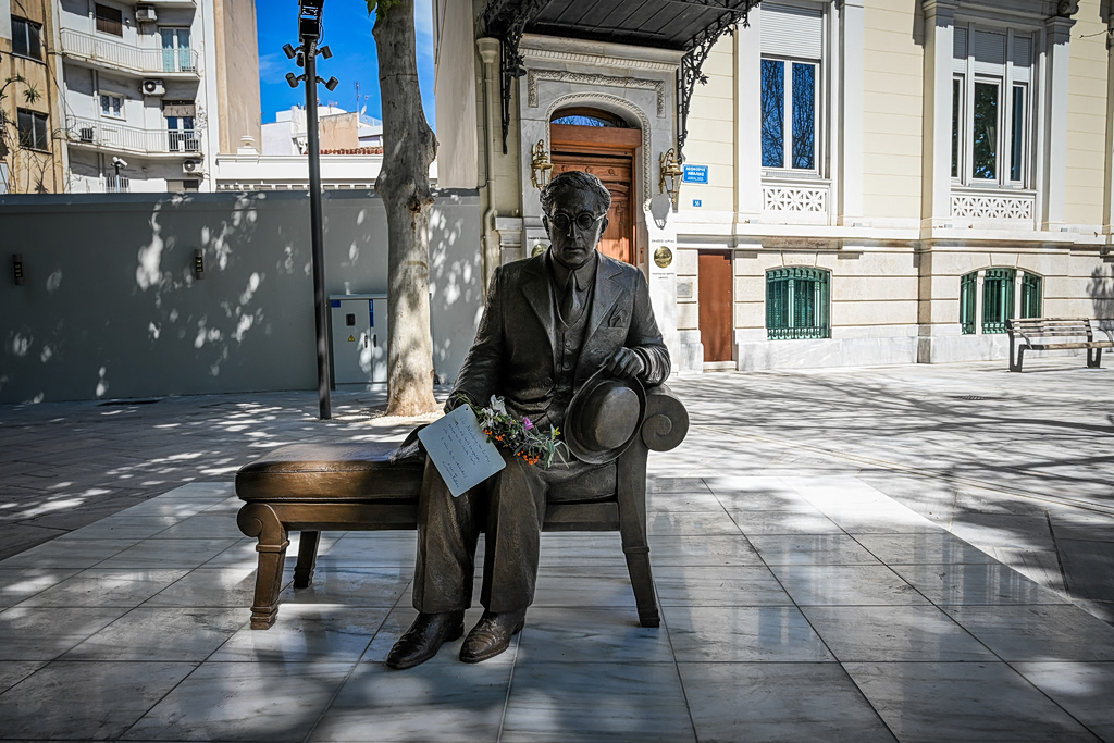 Απίστευτη πράξη βανδαλισμού στο άγαλμα του Καβάφη στη Διονυσίου Αρεοπαγίτου – Οργή και θλίψη στην Αθήνα - NewsPoint.gr
