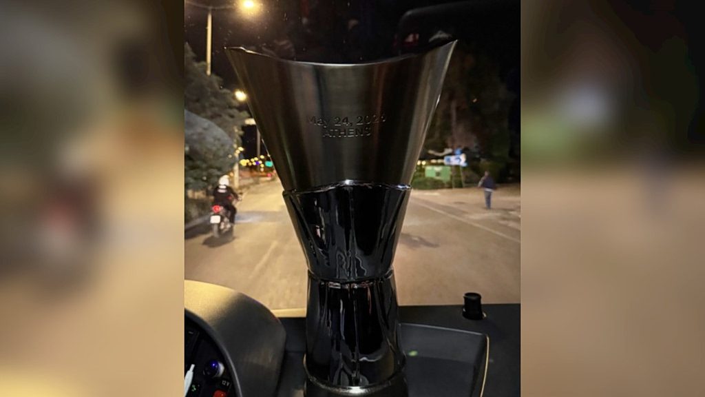 Η στιγμή που όλοι περίμεναν: Στον Πειραιά το τρόπαιο της EuroLeague – Ξέφρενοι πανηγυρισμοί για τον Ολυμπιακό! - NewsPoint.gr