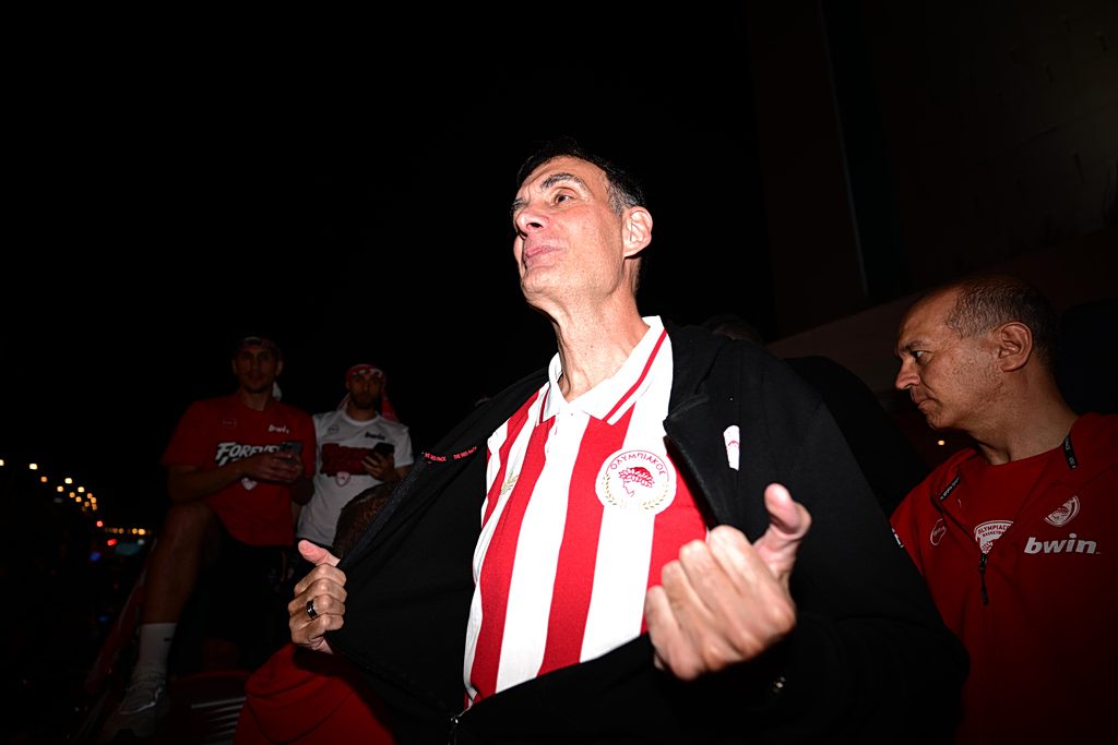Η εμφάνιση-έκπληξη του Γιώργου Μπαρτζώκα με την ιστορική φανέλα στα πανηγύρια του Ολυμπιακού – Δείτε γιατί όλοι τον αποθέωσαν! - NewsPoint.gr