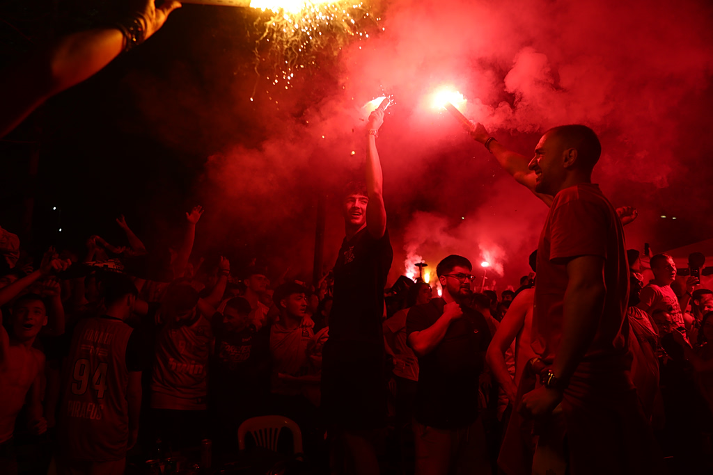Κανείς δεν περίμενε αυτό που έκανε οπαδός του Ολυμπιακού στην Ποσειδώνος – Το viral βίντεο που σαρώνει! - NewsPoint.gr