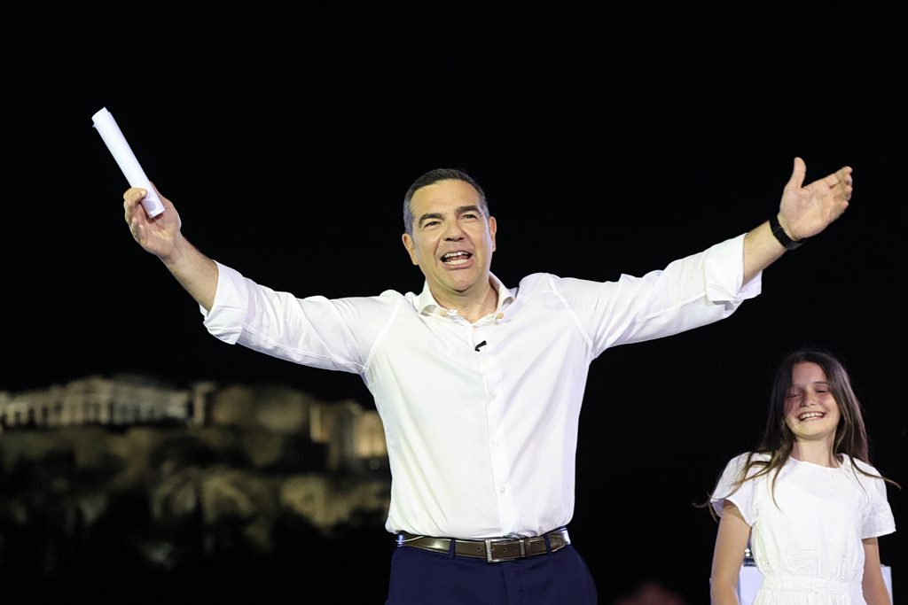 Κανείς δεν περίμενε τη στιγμή: Το μικρό κορίτσι που άλλαξε την ιστορία του Τσίπρα και της ΕΛΑΣ! - NewsPoint.gr