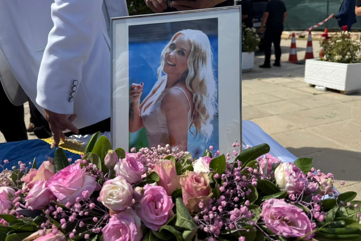 Ανείπωτη συγκίνηση στο Ελληνικό: Το αποχαιρετιστήριο στη Γωγώ Μαστροκώστα ραγίζει καρδιές - NewsPoint.gr