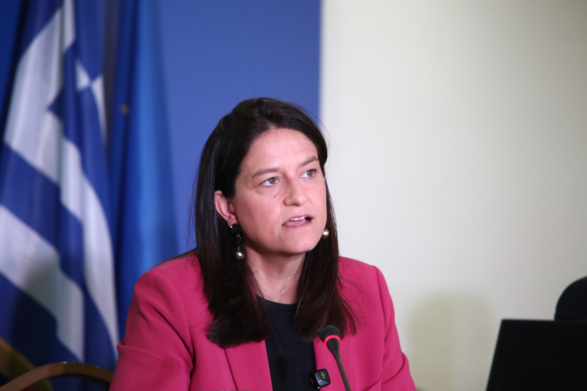 Η δήλωση-βόμβα της Κεραμέως που ταράζει τα δεδομένα στους μισθούς και τα βαρέα – Τι αλλάζει για άνδρες, γυναίκες και υγειονομικούς! - NewsPoint.gr