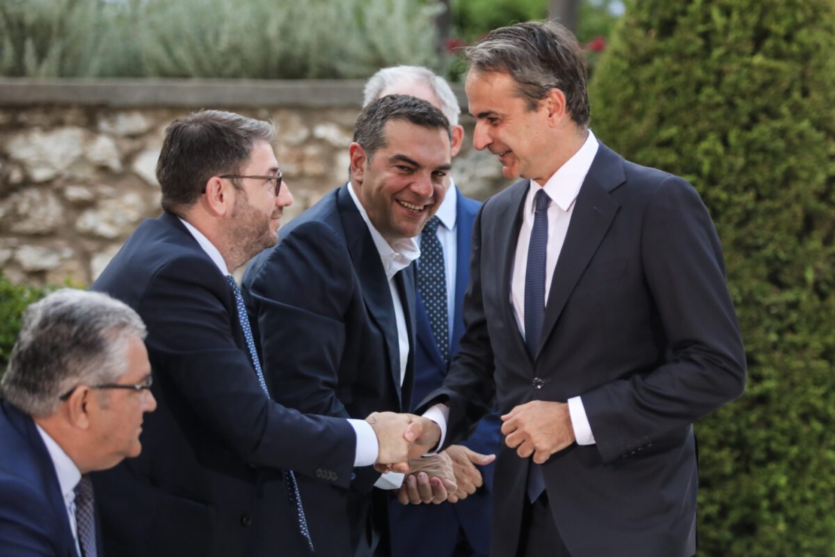 Η πολιτική θύελλα που συνταράσσει ΠΑΣΟΚ και Τσίπρα – Τα εκρηκτικά παρασκήνια, οι μυστικές συμφωνίες και η μάχη για τη δεύτερη θέση που σοκάρει! - NewsPoint.gr