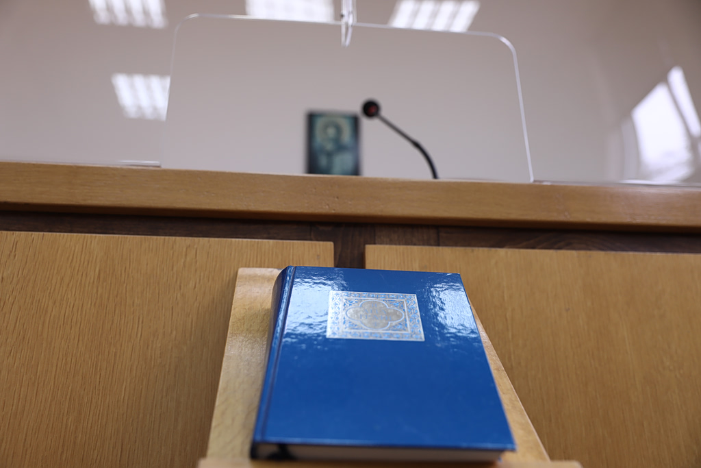 Απίστευτο περιστατικό στο Πρωτοδικείο Νάουσας: Φωτιστικό παραλίγο να τραυματίσει δικηγόρο – Όλοι έμειναν άφωνοι! - NewsPoint.gr