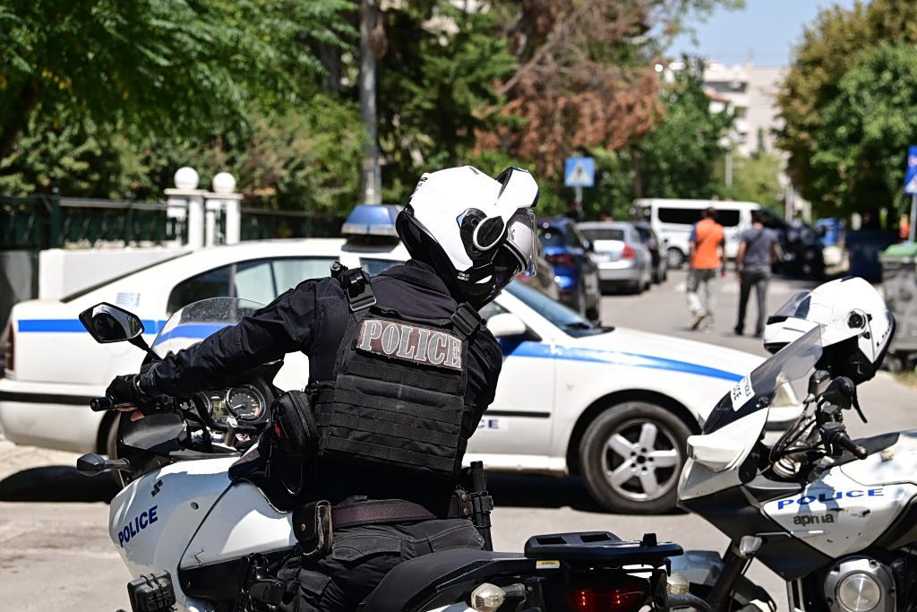 Σοκ στην ΕΛ.ΑΣ.: Υπάλληλος της Αστυνομίας βρέθηκε με ολόκληρο οπλοστάσιο και χιλιάδες ευρώ – Το απίστευτο παρασκήνιο ερευνών - NewsPoint.gr
