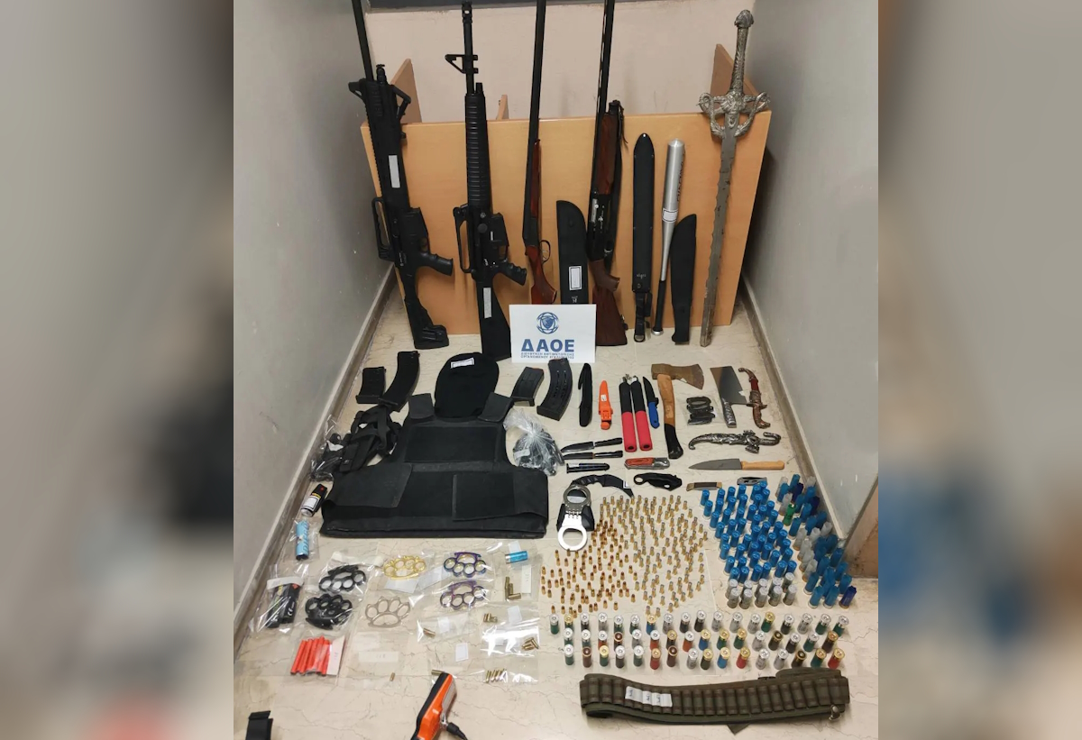 Σάλος στην Πάτρα: Άνδρας συνελήφθη μετά από σοκαριστικές αναρτήσεις με όπλα και μαχαίρια στα social media! - NewsPoint.gr