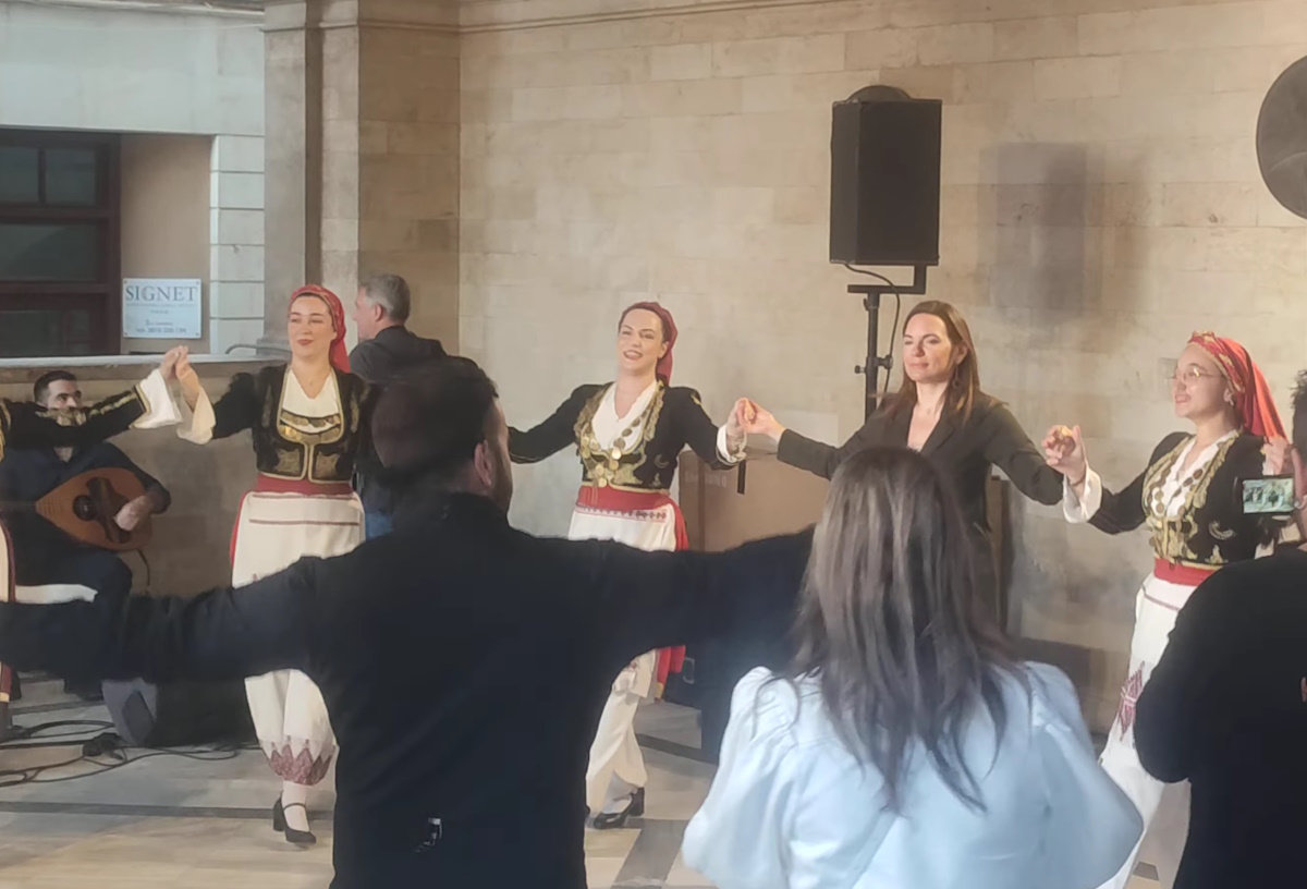 Η συγκινητική στιγμή της Όλγας Κεφαλογιάννη στην Κρήτη: Σπάνια εμφάνιση με τα παιδιά της και ο χορός που έκλεψε τις εντυπώσεις! - NewsPoint.gr