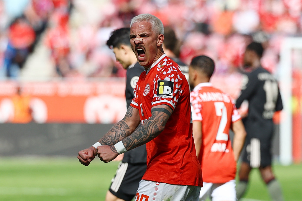 Απίθανη αγωνιστική στη Bundesliga: Ηρωικό γκολ του Κουλιεράκη, αγωνία για Βόλφσμπουργκ – Ξέφρενοι πανηγυρισμοί στη Μάιντζ! 1 Απίθανη αγωνιστική στη Bundesliga: Ηρωικό γκολ του Κουλιεράκη, αγωνία για Βόλφσμπουργκ – Ξέφρενοι πανηγυρισμοί στη Μάιντζ! - NewsPoint.gr