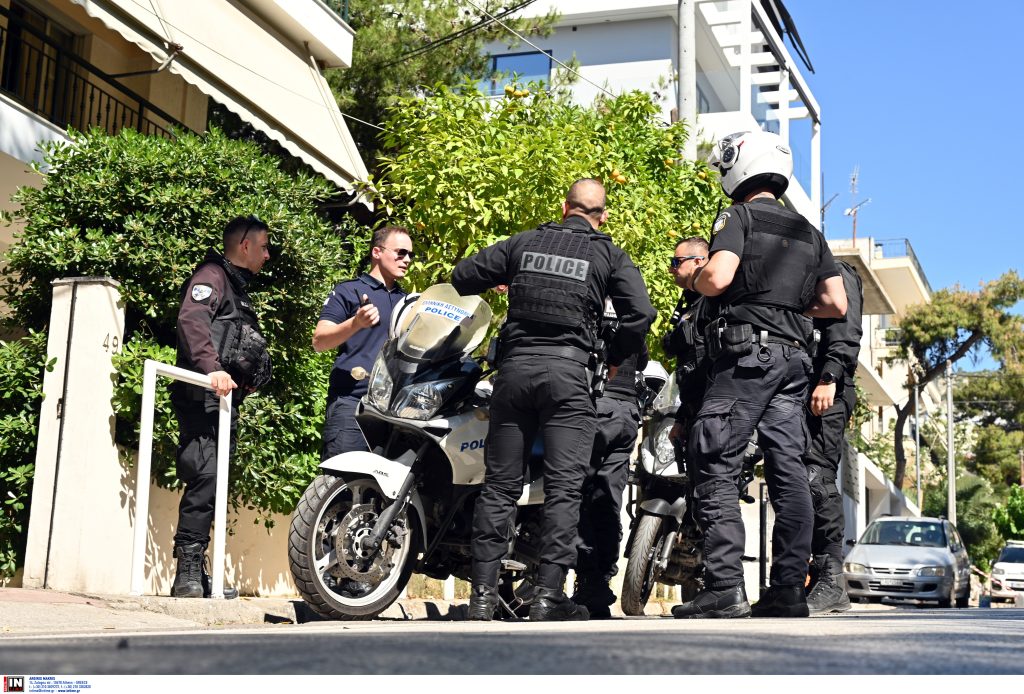 Σοκαριστικές σκηνές στην Κηφισιά: Ο ντελιβεράς που σκόρπισε τον φόβο με απρόβλεπτες επιθέσεις σε περαστικούς - NewsPoint.gr