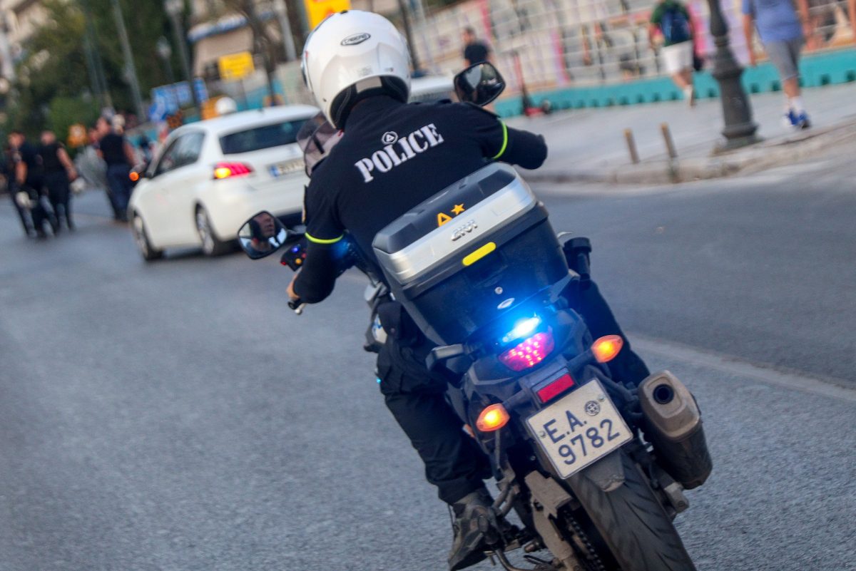 Σοκ στο Ηράκλειο: Οι πρωτομαγιάτικες σκηνές βίας με μαχαίρια και πυροβολισμούς έξω από γνωστό μπαρ – «Πορτιέρης» κατέληξε στο νοσοκομείο 1 Σοκ στο Ηράκλειο: Οι πρωτομαγιάτικες σκηνές βίας με μαχαίρια και πυροβολισμούς έξω από γνωστό μπαρ – «Πορτιέρης» κατέληξε στο νοσοκομείο - NewsPoint.gr