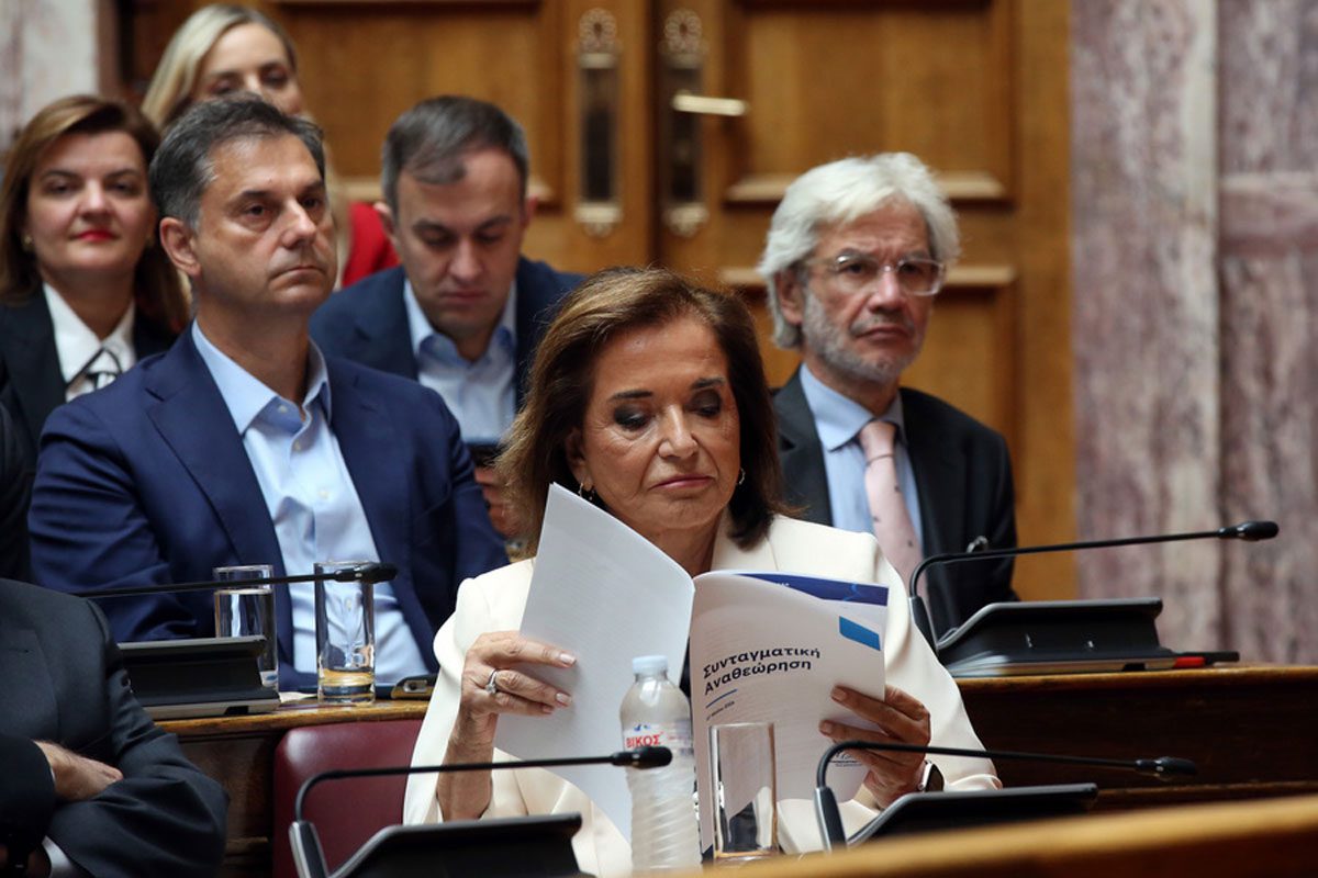 Όσα δεν έδειξε η κάμερα στην ΚΟ της ΝΔ: Η συγκινητική στιγμή Μπακογιάννη, οι αγκαλιές της Αγαπηδάκη κι οι ψίθυροι πριν την καταιγίδα - NewsPoint.gr