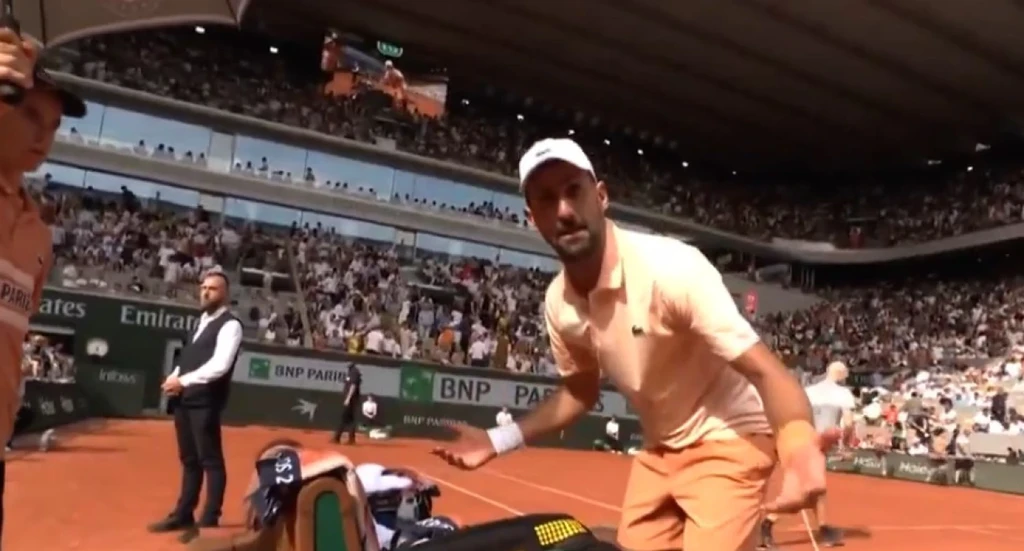 Σκηνές έντασης στο Roland Garros: Η απρόσμενη αντίδραση του Τζόκοβιτς σε κάμεραμαν που άφησε άφωνο το κοινό! - NewsPoint.gr