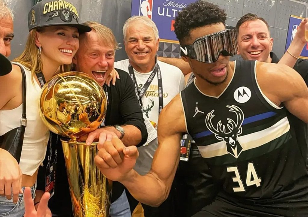 Σοκ στον κόσμο του NBA: Απίστευτος εκβιασμός με 1,2 δισ. δολάρια στον ιδιοκτήτη των Μπακς – Η μυστική σχέση και το σκάνδαλο που τους «καίει» 1 Σοκ στον κόσμο του NBA: Απίστευτος εκβιασμός με 1,2 δισ. δολάρια στον ιδιοκτήτη των Μπακς – Η μυστική σχέση και το σκάνδαλο που τους «καίει» - NewsPoint.gr