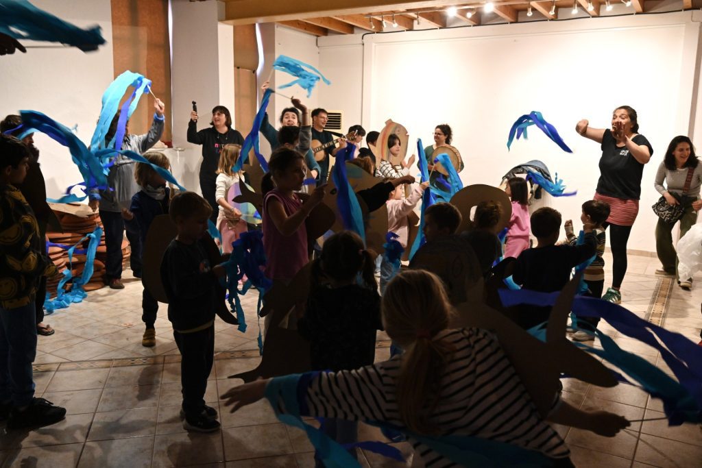 Η Πάρος γέμισε χρώμα και μαγεία – Όσα δεν είδατε από το 2ο Διεθνές Φεστιβάλ Κουκλοθέατρου που ενθουσίασε μικρούς και μεγάλους! 1 Η Πάρος γέμισε χρώμα και μαγεία – Όσα δεν είδατε από το 2ο Διεθνές Φεστιβάλ Κουκλοθέατρου που ενθουσίασε μικρούς και μεγάλους! - NewsPoint.gr