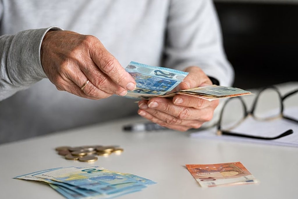 Ανατροπή στις συντάξεις: Ποιοι παίρνουν μόνιμο επίδομα 300€ - Όλες οι νέες αυξήσεις, επιστροφές και κανόνες που αλλάζουν τη ζωή των συνταξιούχων! - NewsPoint.gr