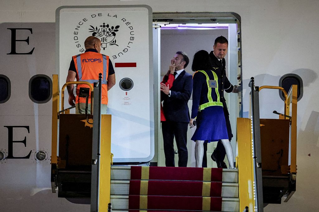 Κανείς δεν περίμενε τέτοια ένταση στο ζεύγος Μακρόν – Το βιβλίο που αποκαλύπτει τη σκηνή που συγκλόνισε τη Γαλλία! 22 Κανείς δεν περίμενε τέτοια ένταση στο ζεύγος Μακρόν – Το βιβλίο που αποκαλύπτει τη σκηνή που συγκλόνισε τη Γαλλία! - NewsPoint.gr