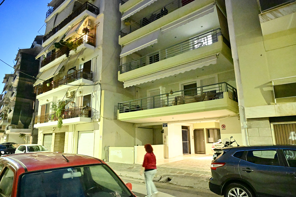 Σοκ στον Πειραιά: Το μυστήριο με την 24χρονη που βρέθηκε στο κενό από τον 7ο όροφο – Όλα όσα αποκαλύπτονται - NewsPoint.gr
