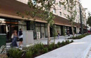 Η απρόσμενη διαδρομή της attica: Από το ιστορικό Μέγαρο στην κορυφή του χρηματιστηρίου – Το «μυστικό» πίσω από την επιτυχία