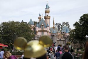 Απίστευτο σοκ στη Disneyland: 13χρονος βρέθηκε στο κενό από καταρράκτη 15 μέτρων – Όλο το βίντεο που κόβει την ανάσα