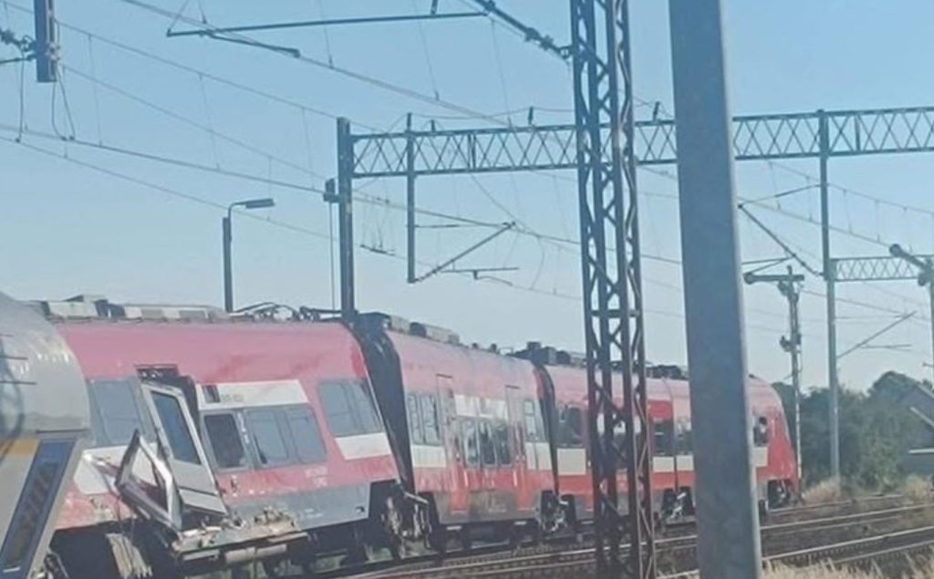 Σοκαριστικό δυστύχημα στην Πολωνία: Δύο τρένα συγκρούονται με ανατροπές βαγονιών και τραυματίες – Όλο το χρονικό - NewsPoint.gr