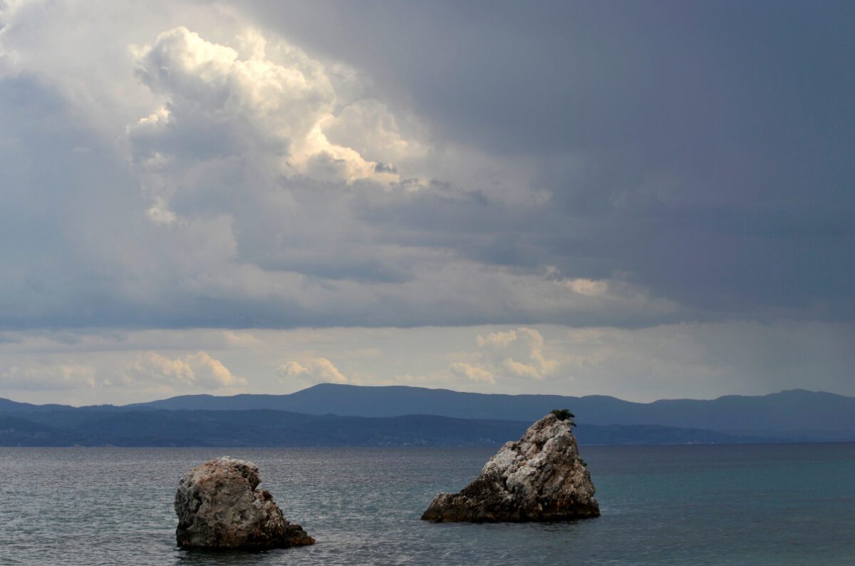 Απίστευτη αλλαγή καιρού αύριο: Ποιες περιοχές θα «βουτήξουν» στη βροχή ενώ ανεβαίνει η θερμοκρασία! - NewsPoint.gr
