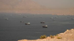 Συναγερμός στα Στενά του Ορμούζ: Απροσδόκητη διακοπή στην απομάκρυνση πλοίων μετά από επίθεση που σοκάρει