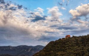 Δεν το περιμέναμε: Ανεβαίνει η θερμοκρασία, αλλά οι άνεμοι στο Αιγαίο σοκάρουν – Βροχές σε απρόσμενα σημεία!