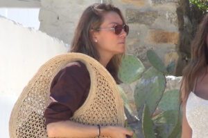 Η εμφάνιση της Βίκυ Καγιά στη Μύκονο που άφησε όλους άφωνους! Το στυλ που συζητούν όλοι στην Ψαρρού