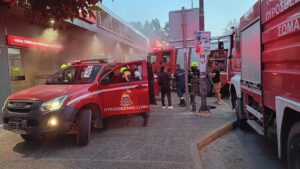 Συναγερμός στην Ελευσίνα: Τεράστια πυρκαγιά σε εμπορικό κτίριο – Απίστευτες εικόνες και διακοπή κυκλοφορίας!