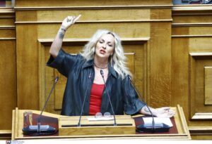 Η ποιητική συλλογή του Προκόπη Παυλόπουλου που δίχασε τους αναγνώστες – Τι κρύβεται πίσω από τους ‘Σταλακτίτες’ της μελαγχολίας;