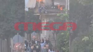 Κανείς δεν περίμενε αυτή τη διάσωση: Συγκλονίζουν οι ήρωες που έσωσαν ηλικιωμένη από βέβαιο θάνατο στην Καλλιθέα!