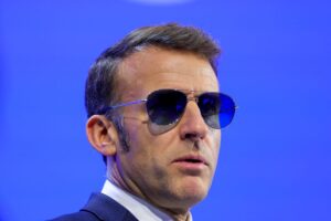 Σάλος στο διαδίκτυο: Ο Μακρόν εμφανίζεται πάλι με τα γυαλιά «Top Gun» και ξεσηκώνει αντιδράσεις!