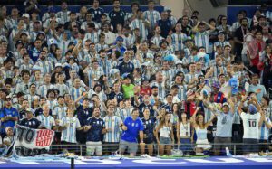 Η αληθινή ιστορία που συγκίνησε το Μουντιάλ 2026: Οπαδοί της Αργεντινής ένωσαν τις φωνές τους για να επιστρέψουν χαμένο πορτοφόλι!