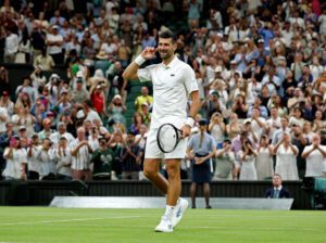 Η ανατροπή που «ταρακούνησε» το Wimbledon: Ο Τζόκοβιτς στους «16» μετά από θρίλερ – Επόμενος αντίπαλος ο Τσιτσιπάς!
