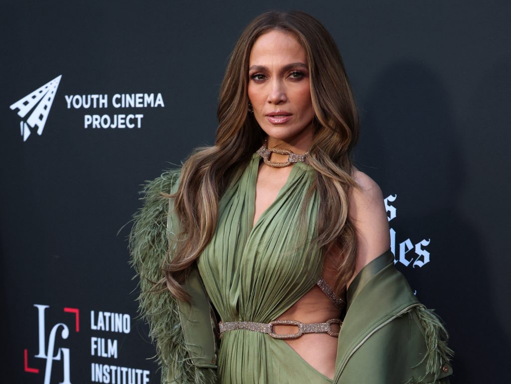 Απίστευτο περιστατικό: Η Jennifer Lopez αιφνιδιάζει με ατύχημα στο φόρεμά της στην πρεμιέρα του Office Romance – Το βίντεο που κάνει τον γύρο του διαδικτύου - NewsPoint.gr
