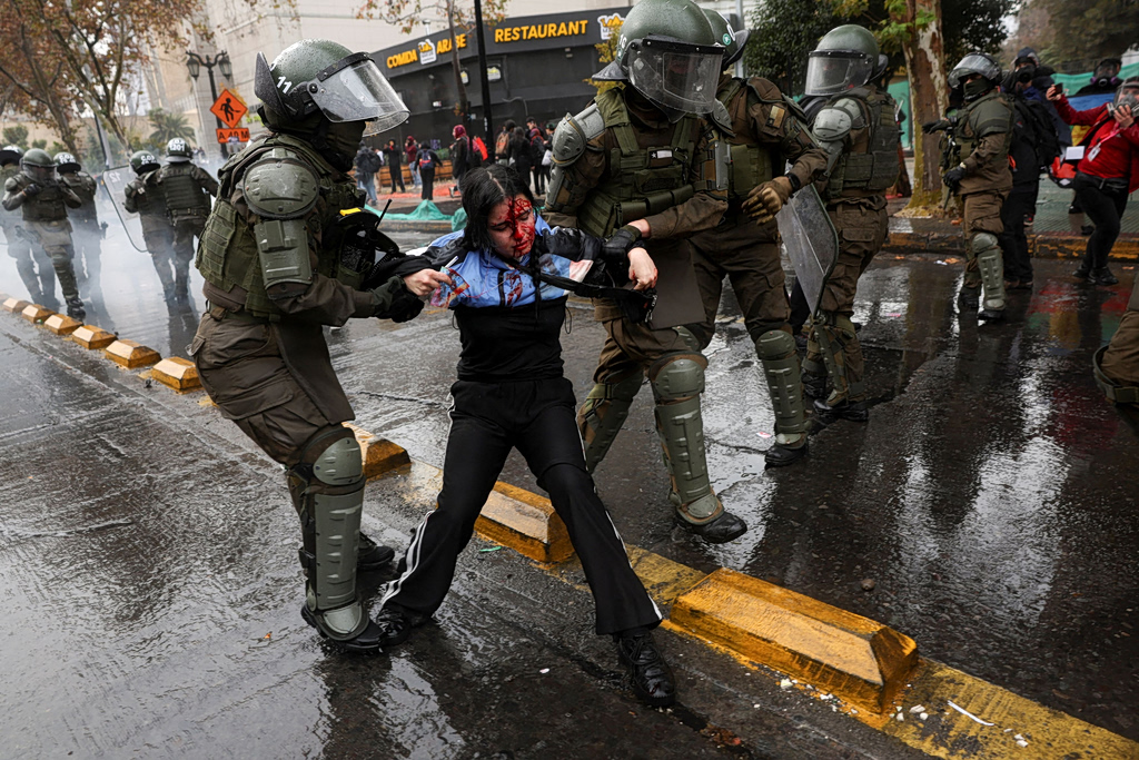Χάος στη Χιλή: Οργή και βία στους δρόμους με φόντο τα νέα μέτρα λιτότητας – Απίστευτες σκηνές στη διαδήλωση - NewsPoint.gr