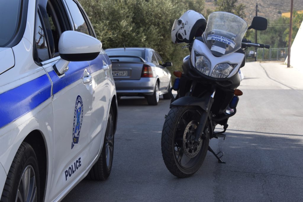 Αδιανόητο σκηνικό στην Καλλιθέα: Ιδιοκτήτης διαμερίσματος πιάστηκε στα χέρια με διαρρήκτες και κατέληξε μαζί τους στο κρατητήριο! - NewsPoint.gr