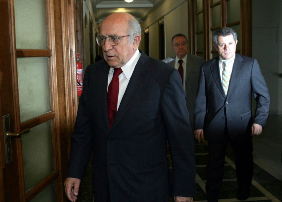 Η συγκλονιστική αποχαιρετιστήρια στιγμή για τον Γιώργο Σουφλιά – Όλες οι λεπτομέρειες για την κηδεία που συγκινεί το πολιτικό σκηνικό 1 Η συγκλονιστική αποχαιρετιστήρια στιγμή για τον Γιώργο Σουφλιά – Όλες οι λεπτομέρειες για την κηδεία που συγκινεί το πολιτικό σκηνικό - NewsPoint.gr