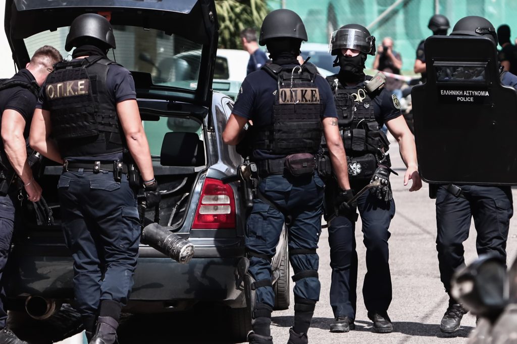 Αποκάλυψη-βόμβα στη Λάρισα: Εκσκαφέας της ΕΛ.ΑΣ. ξεθάβει τον θησαυρό των χρυσών λιρών της οικογενειακής μαφίας! 1 Αποκάλυψη-βόμβα στη Λάρισα: Εκσκαφέας της ΕΛ.ΑΣ. ξεθάβει τον θησαυρό των χρυσών λιρών της οικογενειακής μαφίας! - NewsPoint.gr