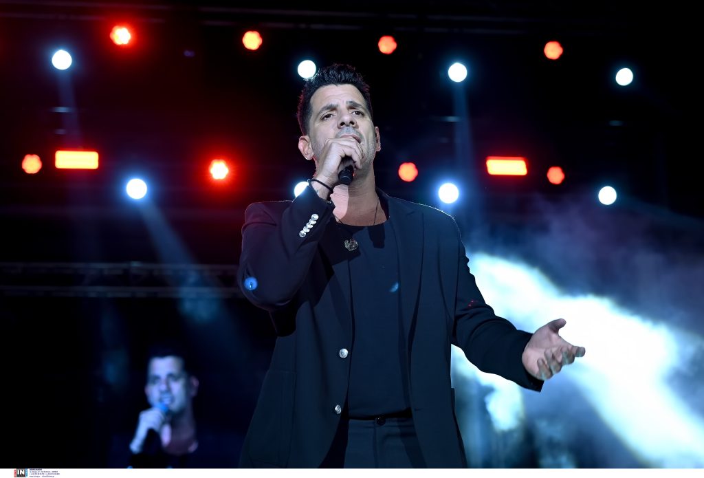 Η αποθέωση που δεν περίμενε κανείς: Ο Φέρρης έζησε το πιο τρελό φινάλε στη Θεσσαλονίκη – Θαλάσσια στρώματα «έπνιξαν» τη σκηνή! 1 Η αποθέωση που δεν περίμενε κανείς: Ο Φέρρης έζησε το πιο τρελό φινάλε στη Θεσσαλονίκη – Θαλάσσια στρώματα «έπνιξαν» τη σκηνή! - NewsPoint.gr